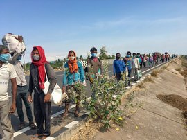 लॉकडाउन में प्रवासियों का लंबा मार्च