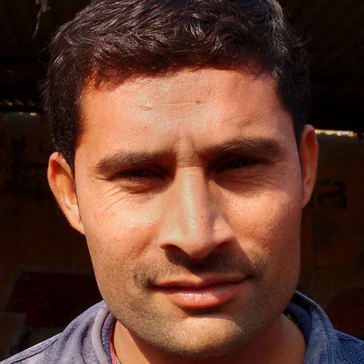 Manoj Kumar is a Fruit seller in the town market from Hansi, Hansi I, Hisar, Haryana
