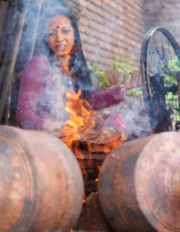 ପୂଜାପାଠ ଓ ଅନ୍ୟାନ୍ୟ କର୍ମକର୍ମାଣି ଲାଗି ଆବଶ୍ୟକ ସାମଗ୍ରୀ ତିଆରି କରି, ଉତ୍ତରାଖଣ୍ଡରେ ଶହ ଶହ ବର୍ଷ ପୁରୁଣା ତମ୍ବା କାରିଗରୀକୁ ଅବ୍ୟାହତ ରଖିଛନ୍ତି ଅଳ୍ପ କେତେକ ଦଳିତ ସଂପ୍ରଦାୟର ତାମ୍ରକାର 