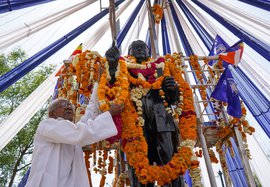 ‘গান্ধি আর আম্বেদকরের মধ্যে একজনকে বাছতে হবে কেন?’