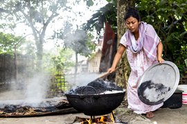 മജൂലിയിൽ മിസിങ് മദ്യം തയ്യാറാക്കുമ്പോൾ