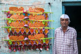 Ichalkaranji torans: gelatine, gods, greetings