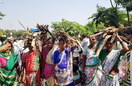 கோரிக்கைகள் நிறைவேறும் வரை செல்ல மாட்டோம்