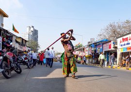 ಮುಂಬಯಿಯ ಬೀದಿಗಳಲ್ಲಿ ಚಾಟಿಯ ಹೊಡೆತ ಮತ್ತು ದೇವರ ಭಕ್ತಿ