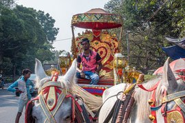 জীৱিকাৰ বাট মোকলাই ৰজাৰ গাড়ী যায় প্ৰজাক কঢ়িয়াই