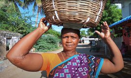 লকডাউনৰ বোজা কঢ়িওৱা বনগিৰিৰ মহিলা