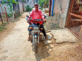 পেট্রোলের আকাশছোঁয়া দামে জ্বালা ধরেছে সিধির ফেরিওয়ালাদের জীবনে