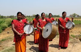 अचार और पापड़ से आगे ढोल और सपने