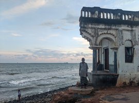 ‘ও, ওই বাড়িটা? সে তো এখন সমুদ্রের পেটে!’