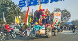 गणतंत्र दिवस के दिन दिल्ली की सड़कों पर ट्रैक्टर परेड ने लिया नाटकीय मोड़