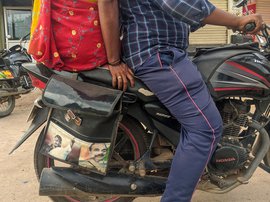 अनंतपुर: बाइक पर टंगे बैग बताते हैं सियासी हवा का रुख़