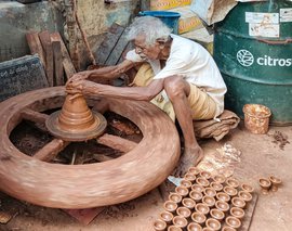 எண்பது ஆண்டுகளாக தீபாவளி விளக்குகள் செய்பவர்