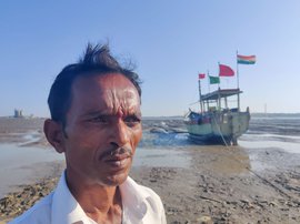 अमरेलीचे मच्छीमार एका जीवनवाहिनीच्या प्रतीक्षेत