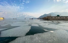 डल झील: हाउसबोटों की तरह ही जर्जर है यहां की स्वास्थ्य व्यवस्था