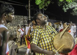 தமிழ்நாட்டில் ஊரடங்கு வேளையிலும் பறை இசைக்கப்படுகிறது, நேரலையில்!