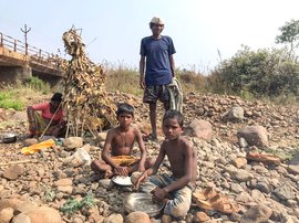 कोळोशीची मुलं शाळेत अजूनही ‘गैरहजर’