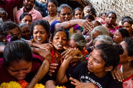 मैनहोल में मरते सफ़ाईकर्मियों की सुध कौन लेगा?