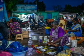 நிழல்களுக்குள் தள்ளப்படும் மீன் வெட்டும் பெண்கள்