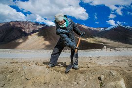 दो जून की रोटी की ख़ातिर लद्दाख में भटकते झारखंड के मज़दूर