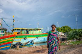 કડ્ડુલુર બંદર પર મહિલાઓ અને દરિયો