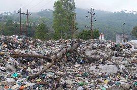 শুকুলা পাহাৰৰ দাঁতিত এতিয়া পাহাৰসম আৱৰ্জনা