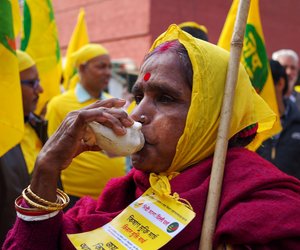 A farmer from Bengal blows a conch to mark the beginning of the march. 