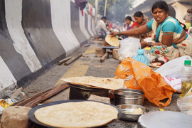 काम की खोज में किसानों का सड़कों पर डेरा