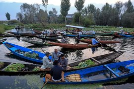 डल की सतह पर सब्ज़ीफ़रोशी: मुश्किलों से जद्दोजहद