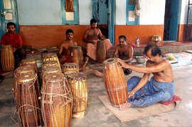 പെരുവെമ്പ: താളം നിലനിർത്താൻ പാടുപെടുമ്പോൾ