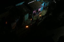 अंधेरी रोशनी का दिया जलता है