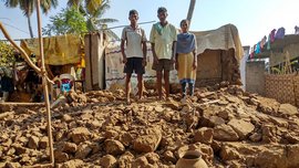 दिरंगाईच्या पुरात, नुकसान आणि कर्जाच्या गाळात