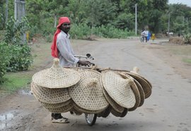 मेक इन इंडिया: बांस और पत्तों से बनी टोपियां