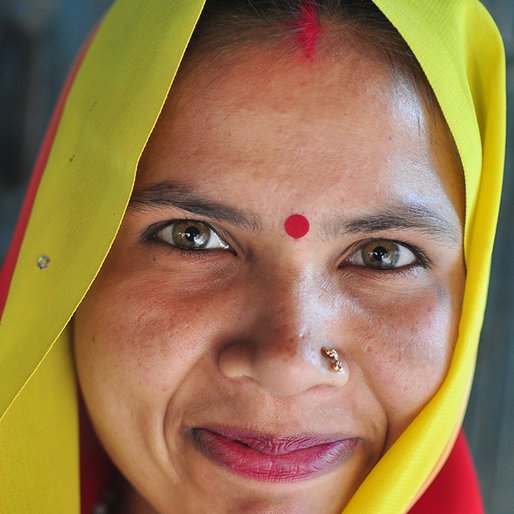 Pinky is a Handicraft worker from Kesawamaw, Gondlamau, Sitapur, Uttar Pradesh