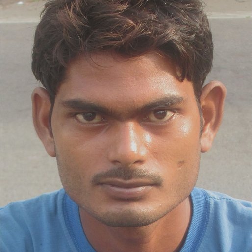 ANIL KUMAR GAUTAM is a Palledari (carrying and lifting of goods) from Gramanipur, Barabanki, Uttar Pradesh